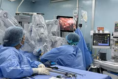 Binh Dan Hospital doctors perform a robotic surgery. (Photo: VNA) 