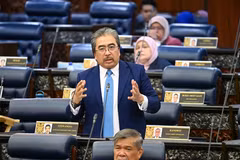 Malaysia's Minister of Investment, Trade and Industry Johari Abdul Ghani speaks during a question-and-answer session in the Malaysian Parliament on June 23. (Photo: Parliament of Malaysia)