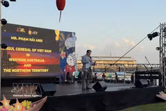 Vietnamese Consul General in Perth Pham Hai Anh delivers the opening remarks at the festival. (Photo: VNA)