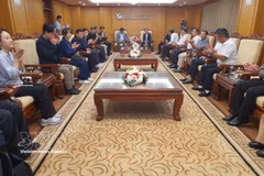 The meeting between the Journalists Association of Korea delegation and leaders of the Vietnam Journalists' Association in Hanoi on September 7. (Photo: VNA) 
