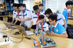 Students at Le Quy Don Lower Secondary School in Tuyen Quang province explore technology in a STEM classroom. (Photo: VNA)