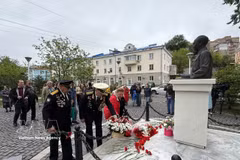 Representatives of the Primorye Region Association of Friendship with Vietnam lay flowers in tribute to President Ho Chi Minh. (Photo: VNA) 