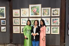 Visitors to the exhibition (Photo: VNA)