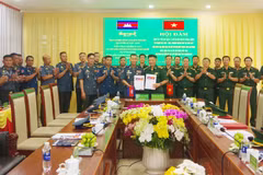 Representatives from the Lam Dong provincial Border Guard Command and the Mondulkiri provincial Gendarmerie Command sign the minutes of the talks. (Photo published by VNA)