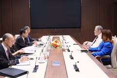 Member of the Communist Party of Vietnam (CPV) Central Committee's Political Bureau and Minister of Foreign Affairs Le Hoai Trung holds talks with Miguel Mejia, General Secretary of the United Left Movement (MIU) of the Dominican Republic. (Photo: VNA)