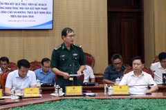 A representative of the Quang Ngai Border Guard Command speaks at the meeting. (Photo: VNA)