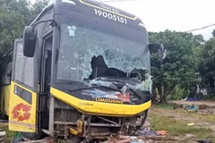Sleeper bus crash in Ha Tinh province leaves nine dead and 16 injured. (Photo: VNA) 