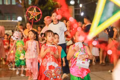 Children join a Mid-Autumn lantern procession. (Photo: VNA) 