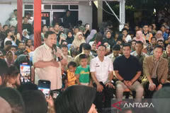 Indonesian President Prabowo Subianto (in khaki shirt) delivers a speech to disaster survivors at an evacuation shelter in South Tapanuli, North Sumatra, December 31, 2025). (Photo: ANTARA) 