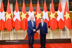 National Assembly President Tran Thanh Man (R) meets with Swiss President Guy Parmelin in Hanoi on October 18 (Photo: VNA)