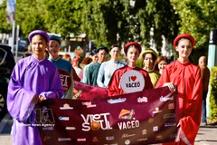 The Ao dai parade passes through Bankstown Plaza and Bankstown Station before returning to the Bryan Brown Theatre. (Photo: VNA)