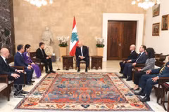 Lebanese President Joseph Aoun receives Vietnamese Ambassador to Egypt and Lebanon Nguyen Nam Duong as he presents his credentials on October 15. (Photo: VNA)
