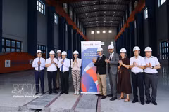 Representatives of Phu Tho Province accompany the delegation led by the Minister Delegate for Francophonie, International Partnerships and French Nationals Abroad on a visit to the expanded Hoa Binh Hydropower Plant. (Photo: VNA)