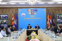 Cambodian Undersecretary of State and Project Director Oeung Chantha (L) and the World Bank Operations Director for East Asia and the Pacific, Michael Webster. (Photo MOWRAM) 