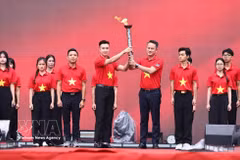 Nguyen Kim Quy, Secretary of the Ho Chi Minh Communist Youth Union Central Committee and President of the Vietnam Youth Federation, and Dao Duc Viet, Deputy Secretary of the Hanoi Committee of the Ho Chi Minh Communist Youth Union and President of the Hanoi Youth Federation, take part in the torch handover ceremony for the 2026 “I Love My Fatherland” journey. (Photo: VNA)