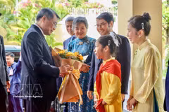 Prime Minister Le Minh Hung meets with staff of the Vietnamese Embassy and representatives of the Vietnamese community in Cambodia on October 10, 2026. (Photo: VNA)