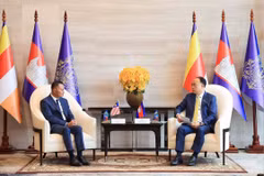 Cambodian Chamber of Commerce president Kith Meng (right) meets with Malaysian ambassador to Cambodia Shaharuddin Onn on September 14. (Photo: phnompenhpost.com) 