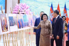 Prime Minister Le Minh Hung and Cambodian National Assembly President Samdech Khuon Sudary view a photo exhibition on Vietnam–Cambodia cooperation. (Photo: VNA) 