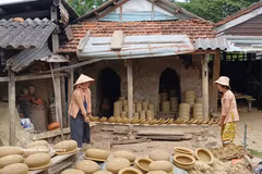 Thanh Ha pottery village boasts a history spanning nearly 500 years and is renowned for its ceramic and terracotta products, crafted using traditional pottery-making techniques passed down through generations. (Photo: VNA) 