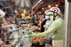 People shop for offerings for the Vu Lan Festival. (Photo: VNA) 
