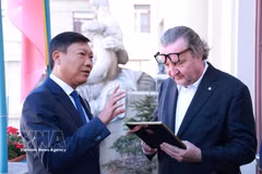 Vice Chairman of the Hanoi People’s Committee Do Anh Tuan (left) presents a souvenir to Prague Deputy Mayor Petr Hlavacek. (Photo: VNA)