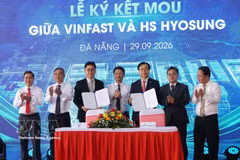 At the signing ceremony of a memorandum of understanding on cooperation between VinFast and HS Hyosung. (Photo: VNA) 