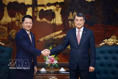 Prime Minister Le Minh Hung (R) and Cambodian Minister of Inspection Sok Soken in Hanoi on September 29. (Photo: VNA)