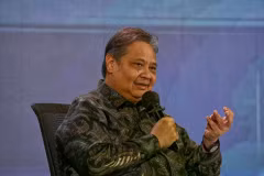 Indonesian Chief Economic Affairs Minister Airlangga Hartarto speaks at the Investor Daily Round Table forum in Jakarta on April 30, 2025. Hosting the forum is B-Universe Media Holdings. (Photo: jakartaglobe.id) 
