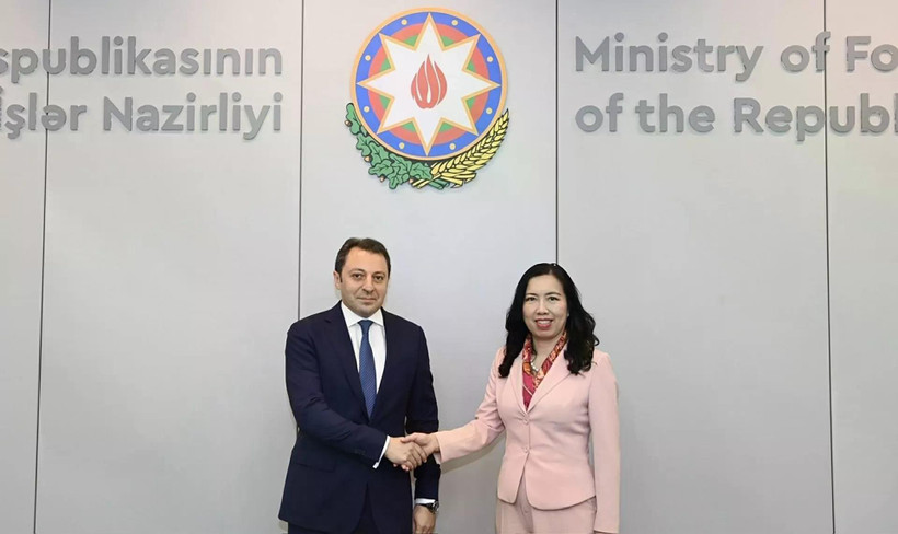 Deputy Minister of Foreign Affairs Le Thi Thu Hang and her Azerbaijani counterpart E. Mammadov. (Photo: baoquocte.vn)