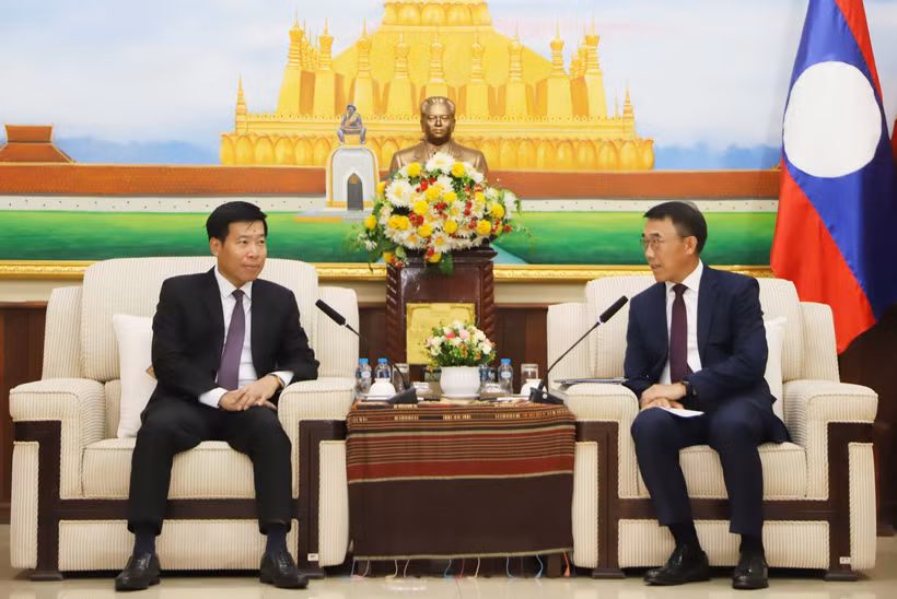 Acting Head of the Lao People's Revolutionary Party Central Committee (LPRPCC) Commission for External Relations Bounlua Phandanouvong receives Vietnamese Deputy Minister of Foreign Affairs Nguyen Manh Cuong (L) (Photo: VNA)