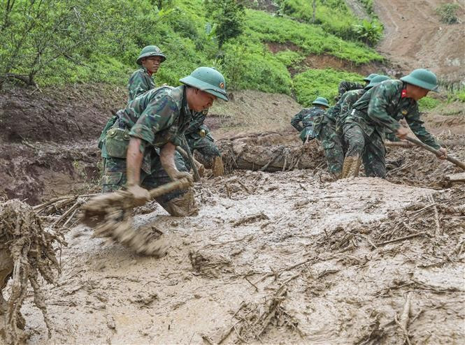 Soldiers search for missing victims in Dien Bien province on the morning of August 2, 2025. (Photo: VNA)
