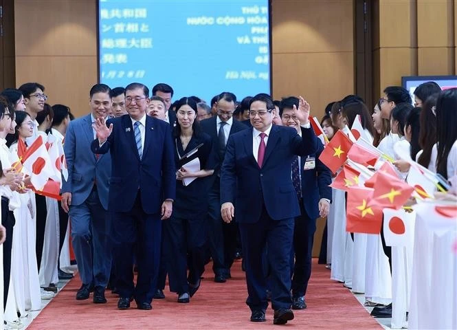 Prime Minister Pham Minh Chinh (right) and his Japanese counterpart Ishiba Shigeru (Photo: VNA)