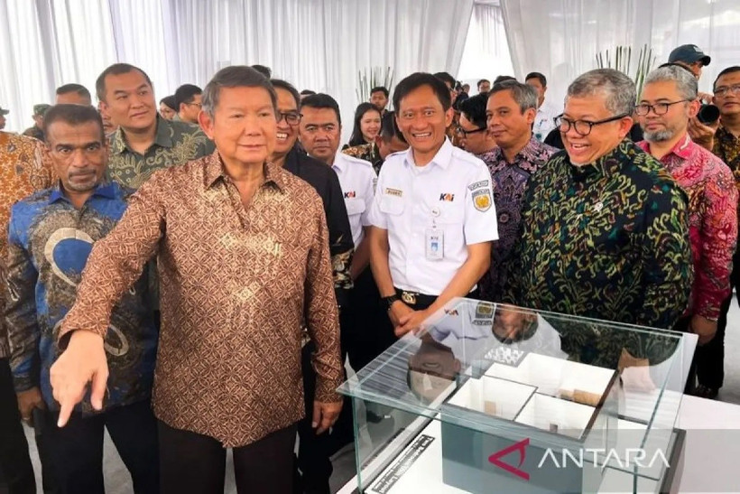 Head of the Housing Task Force Hashim S. Djojohadikusumo (second left), Deputy Minister of Housing and Settlement Areas Fahri Hamzah (right), President Director of PT KAI Bobby Rasyidin (second right) at the launch of pre-cooperation of the 3 Million Homes Development Programme in Indonesia, Jakarta, September 17, 2025. (Photo: Antara)