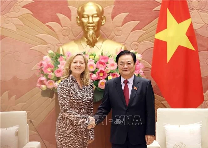 National Assembly (NA) Vice Chairman Le Minh Hoan (R) shakes hands with Mariam J. Sherman, World Bank Country Director for Vietnam, Cambodia and Laos. (Photo: VNA)