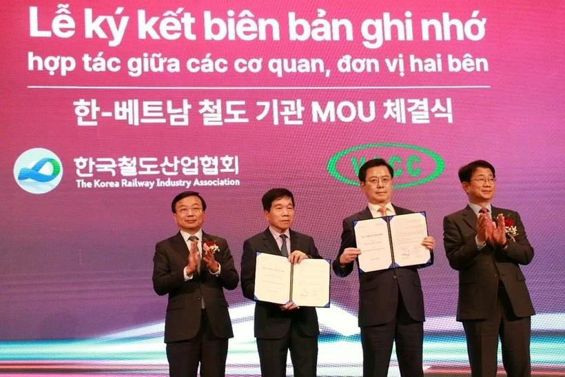 Representatives from Vietnamese and Korean agencies at the MoU signing ceremony. (Photo: VNA)