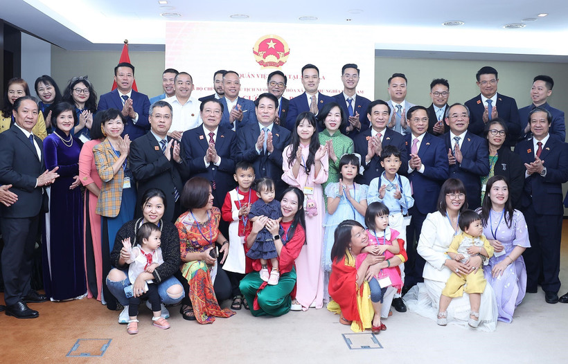 President Luong Cuong, his spouse, and the high-level delegation of Vietnam are with staff of the Vietnamese Embassy and representatives of the Vietnamese community in Angola at the meeting on August 7. (Photo: VNA)