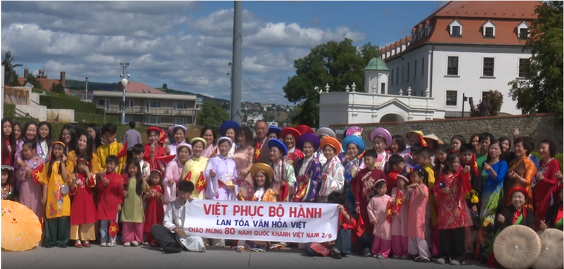 Participants in the "ao dai" show in Slovakia on August 24 (Photo: VNA)