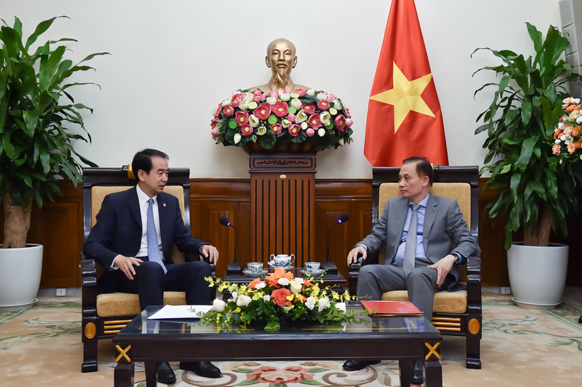 Acting Minister of Foreign Affairs Le Hoai Trung (R) and Chinese Ambassador to Vietnam He Wei at their meeting in Hanoi on September 11. (Photo: VNA)