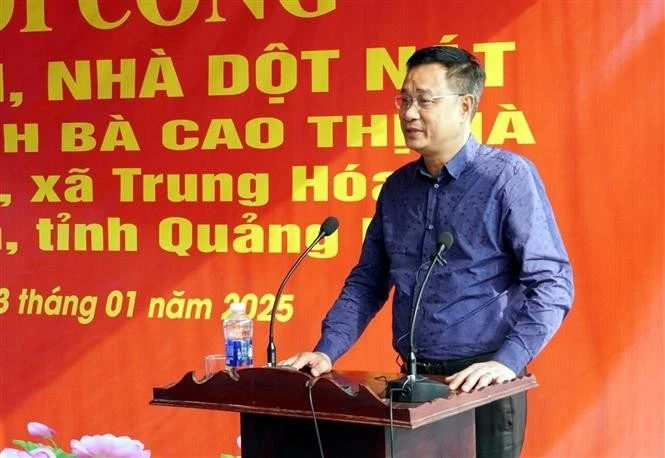 Party Committee Secretary Le Ngoc Quang speaks at the ground-breaking ceremony of the house for Cao Thi Ha in Trung Hoa commune, Minh Hoa district (Photo: VNA)