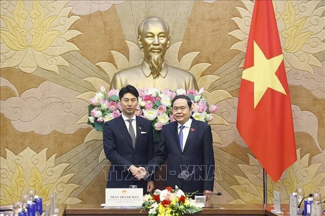 National Assembly Chairman Tran Thanh Man (R) and Director of the Youth Division of Japan’s Liberal Democratic Party (LDP) Nakasone Yasutaka. (Photo: VNA)