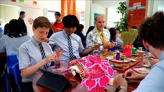 ISB students learn about Vietnamese traditional hand embroidery at the event. (Photo: VNA)