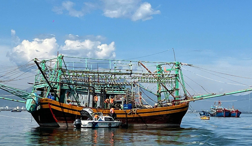 Da Nang City's border guards check departure documents of fishing boats. (Photo: VNA) 