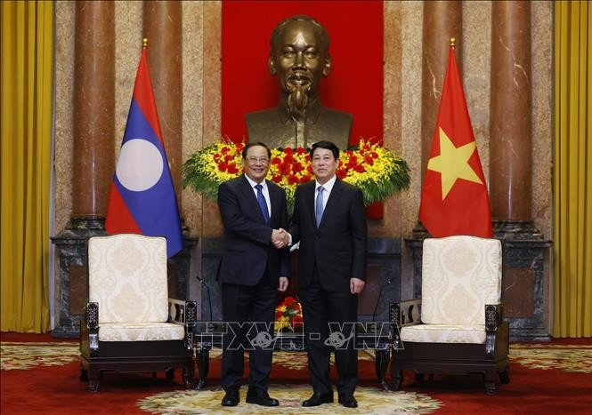 State President Luong Cuong (R) receives Prime Minister of Laos Sonexay Siphandone on the sidelines of P4G Summit in Hanoi on April 17. (Photo: VNA)