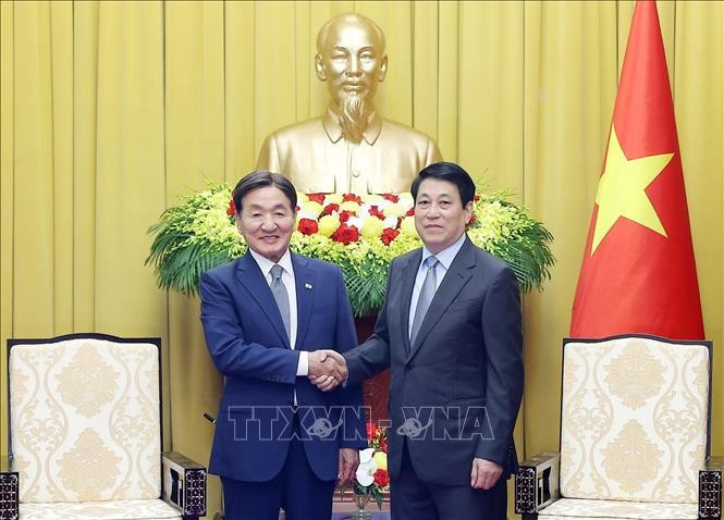 State President Luong Cuong (R) receives Park Chang-dal, Special Envoy of the Korean President. (Photo: VNA)