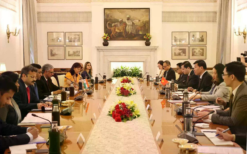 Nguyen Manh Cuong, Deputy Minister of Foreign Affairs of Vietnam, and his Indian counterpart Periasamy Kumaran co-chair the 13th Political Consultation and the 10th Strategic Dialogue between the two countries in New Delhi on June 25, 2025. (Photo: baoquocte.vn)