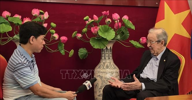 Algerian diplomat Noureddine Djoudi, Chairman of the International Association of Algerian Revolution Friends, in an interview granted to Vietnam News Agency (VNA) correspondents in Algeria. (Photo: VNA)