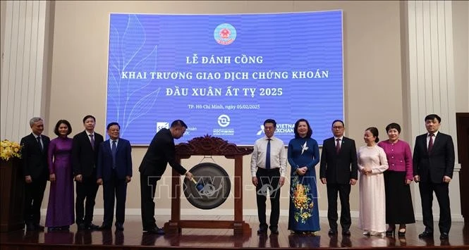 The New Year opening ceremony for the stock market held at the Ho Chi Minh City Stock Exchange (HOSE) on February 5 (Photo: VNA)