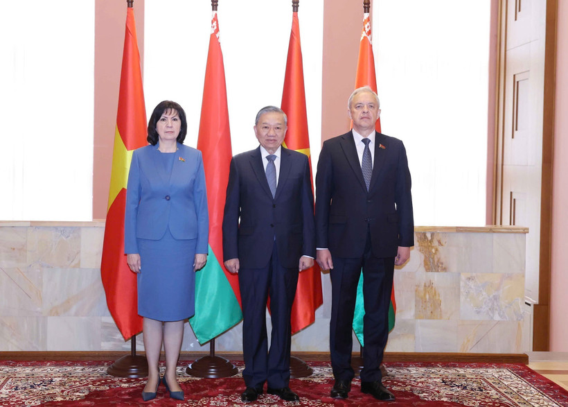 Party General Secretary To Lam (centre), Speaker of the Council of the Republic of the National Assembly Natalya Kochanova (L) and Chairman of the House of Representatives of NA Igor Sergeyenko (R) (Photo: VNA)
