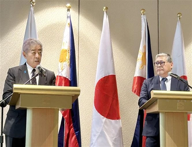 Philippine Foreign Secretary Enrique Manalo Enrique Manalo (right) and his Japanese counterpart Takeshi Iwaya at the news conference in Manila on January 15. (Photo: Kyodo/VNA)