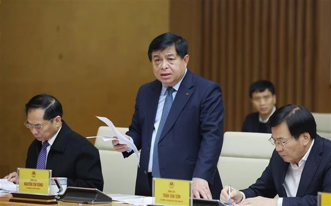 Minister of Planning and Investment Nguyen Chi Dung (centre) speaks at a Government meeting in Hanoi on February 10. (Photo: VNA)